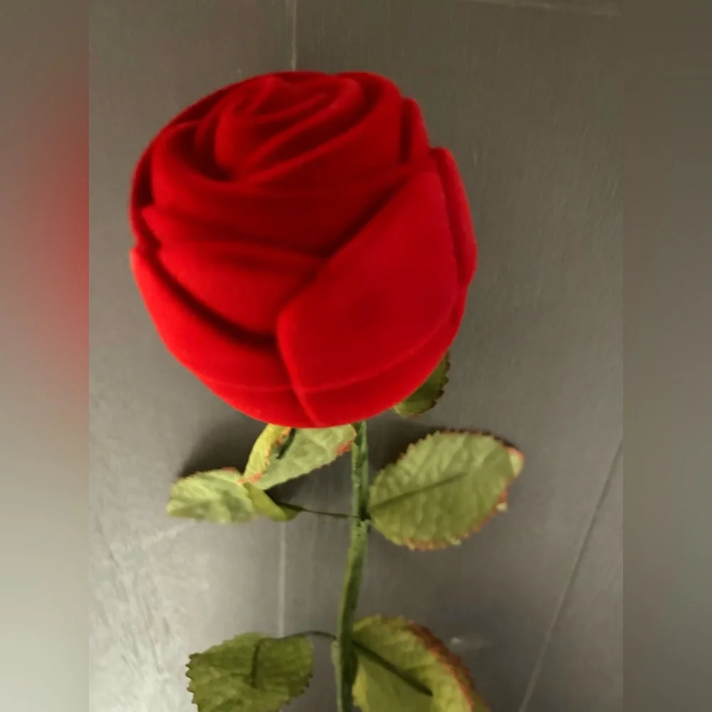 Avon Vintage 2005 Freshwater Pearl Stud Earrings in Red Rose Flower and Box - Picture 6 of 7